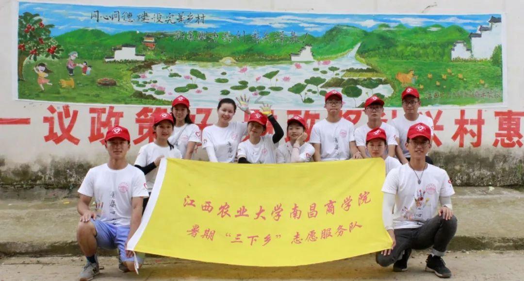 成龙开7人座商务录制河南春晚，4位导演迎接，下车的动作令人意外